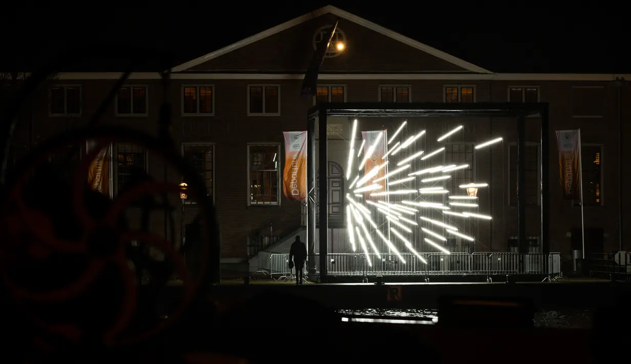 Karya seni berjudul "Nothing Holding Us" oleh Ben Zamora menyinari bagian belakang Museum Hermitage selama Amsterdam Light Festival di Amsterdam, Belanda, 27 November 2019. Festival dengan tema "DISRUPT!" ini digelar mulai 28 November hingga 19 Januari 2020 mendatang. (AP/Peter Dejong)