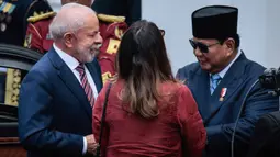 Presiden Republik Indonesia, Prabowo Subianto menerima kunjungan kenegaraan Presiden Brasil, Luiz Inacio Lula da Silva di Istana Merdeka Jakarta, Kamis (23/10/2025). (Yasuyoshi CHIBA/AFP)