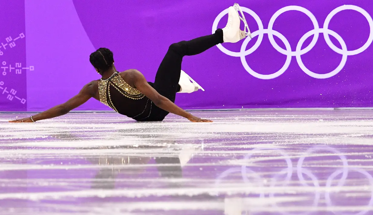 Pemain skating  wanita dari Prancis, Mae Berenice Meite terjatuh saat tampil pada Olimpiade Musim Dingin 2018 Pyeongchang di Gangneung, Korea Selatan, Senin (12/2). Olimpiade Musim Dingin digelar dari 9 hingga 25 Februari mendatang. (Mladen ANTONOV/AFP)