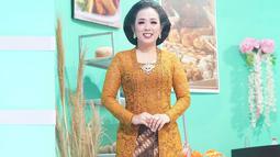 Dengan mengenakan sanggul khas adat Jawa dipadukan dengan kebaya berwarna kuning dan kain jarik, Soimah terlihat anggun. Kesan Jawa kental tampak dari wanita 41 tahun ini saat mengenakan kebaya.(Liputan6.com/IG/@showimah)