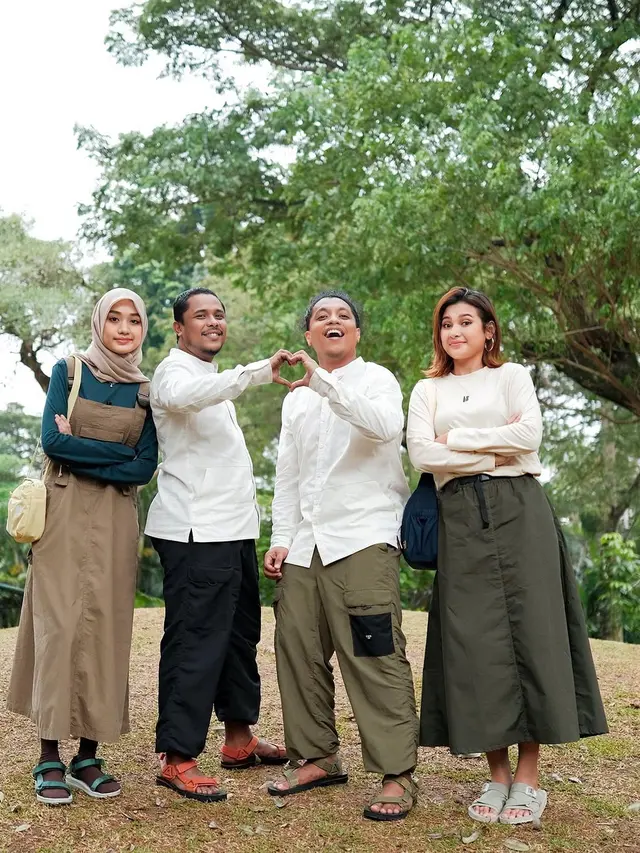 5 Potret Double Date Arie Kriting dan Mamat Alkatiri, Kompak Bareng Istri