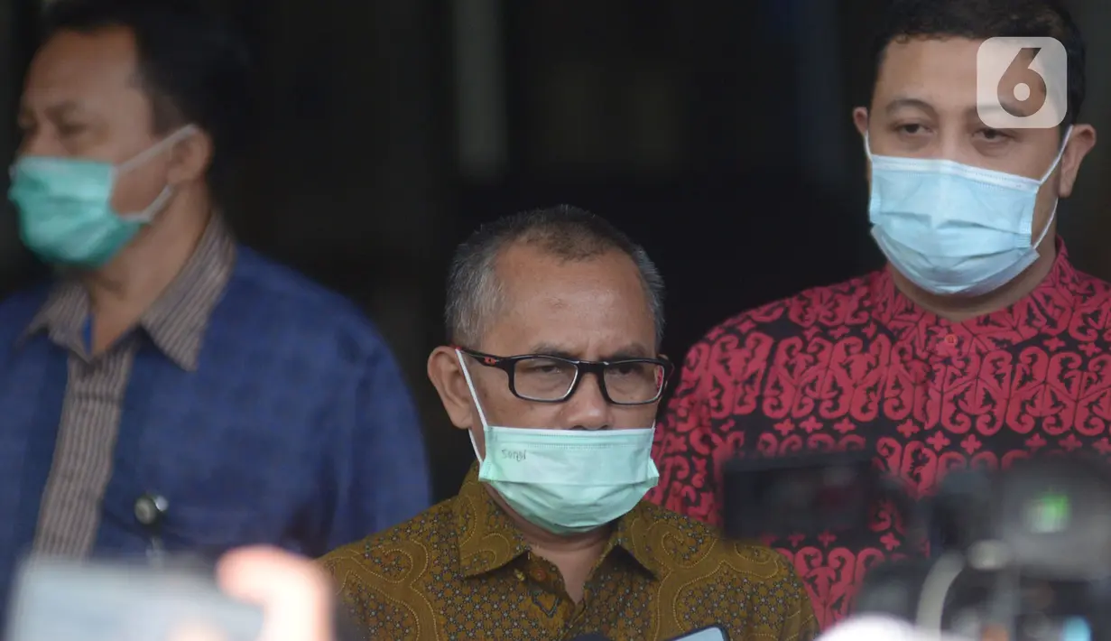 Ketua Komisi Yudisial (KY), Jaja Ahmad Jayus berjalan keluar seusai pertemuan dengan pimpinan KPK di Gedung KPK, Jakarta, Jumat (3/7/2020). Pertemuan yang berlangsung tertutup itu untuk membahas pertukaran data terkait hakim bersama pimpinan lembaga antirasuah tersebut. (merdeka.com/Imam Buhori)