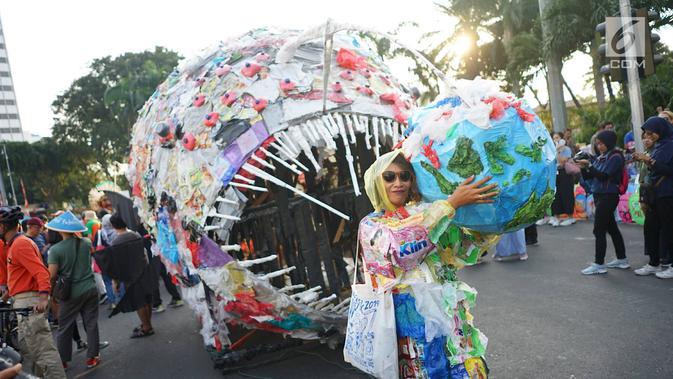 Sejumlah aktivis lingkungan mengarak monster plastik saat pawai 'Bebas Plastik' di kawasan MH Thamrin menuju Taman Aspirasi Monas, Jakarta, Minggu (21/7/2019). Pawai ditujukan sebagai kampanye tentang bahaya kantong plastik bagi ekosistem baik di laut maupun di darat (Liputan6.com/Immanuel Antonius)