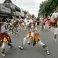 Rombongan orang berdandan hanoman dalam pawai selendang sutera di jalan Malioboro, Yogyakarta, Kamis (6/10). Pawai diselenggarakan dalam rangka hari museum Indonesia yang akan digelar hingga 12 Oktober mendatang. (Liputan6.com/Boy Harjanto)