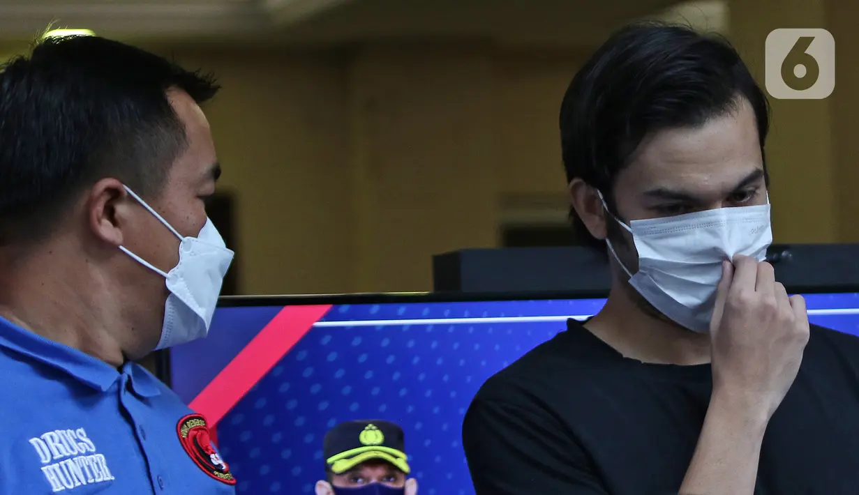 Aktor Rizky Nazar dihadirkan saat konferensi pers terkait penyalahgunaan narkotika di Polres Metro Jakarta Selatan, Rabu (15/12/2021). Rizky Nazar resmi ditetapkan sebagai tersangka dengan barang narkotika jenis ganja yang terdapat dalam dua bungkus berbeda. (Liputan6.com/Herman Zakharia)