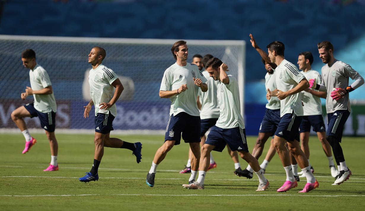 Para pemain Spanyol berlari saat sesi latihan di Stadion La Cartuja, Seville, Spanyol, Minggu (13/6/2021). Spanyol akan bermain melawan Swedia dalam Grup E Euro 2020 pada 13 Juni 2021 waktu setempat. (AP Photo/Thanassis Stavrakis)