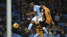 Pemain Manchester City, Fabian Delph (kiri) berebut bola dengan Pemain Hull City pada laga piala Liga Inggris di Stadion Etihad, Manchester, Rabu (2/12/2015). Manchester City menang 4-1. (AFP Photo/Paul Ellis)