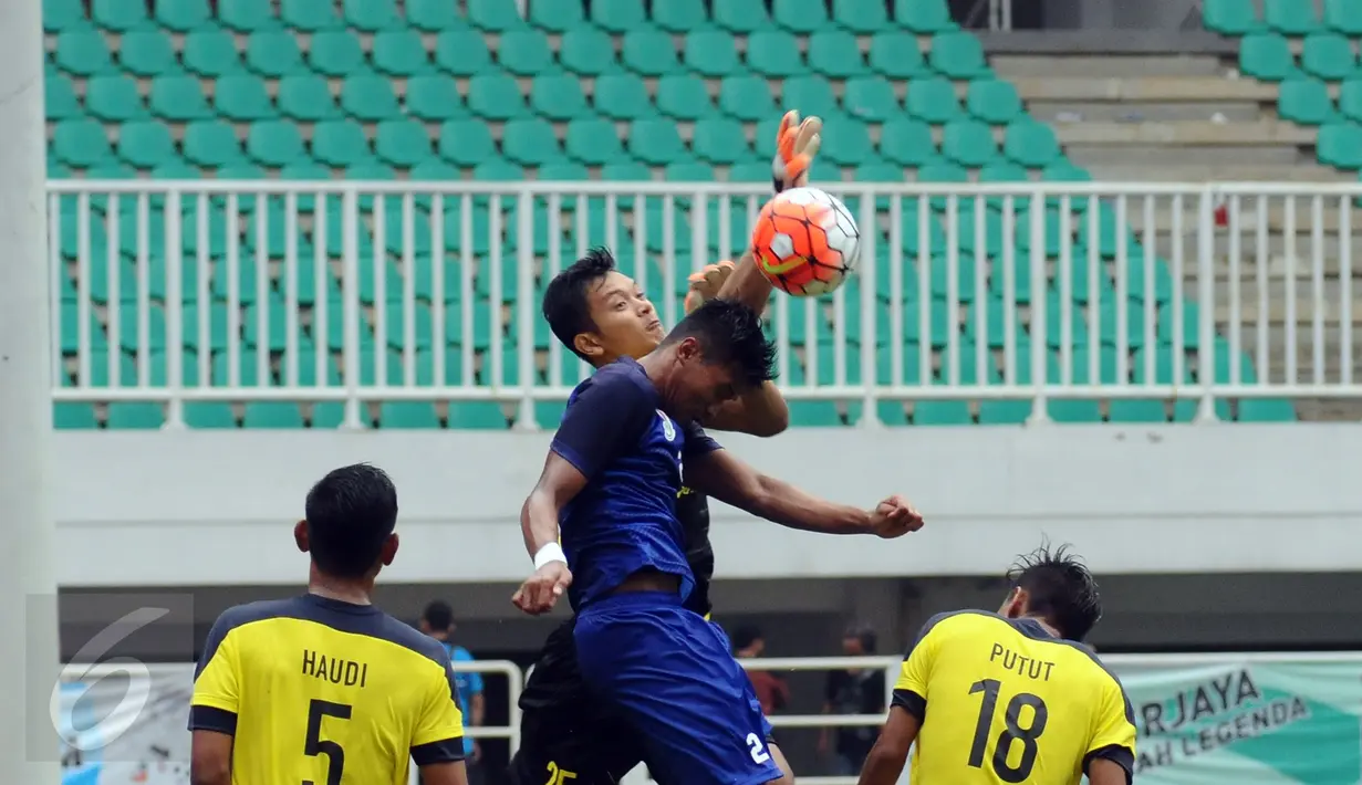 Kiper Jawa Tengah, Fery Bagus Kurniawan berebut bola dengan pemain Jawa Barat, Sugianto di laga perdana sepakbola Grup A PON XIX Jabar di Stadion Pakansari, Bogor, Rabu (14/6). Jawa Barat unggul 2-1 atas Jawa Tengah. (Liputan6.com/Helmi Fithriansyah)