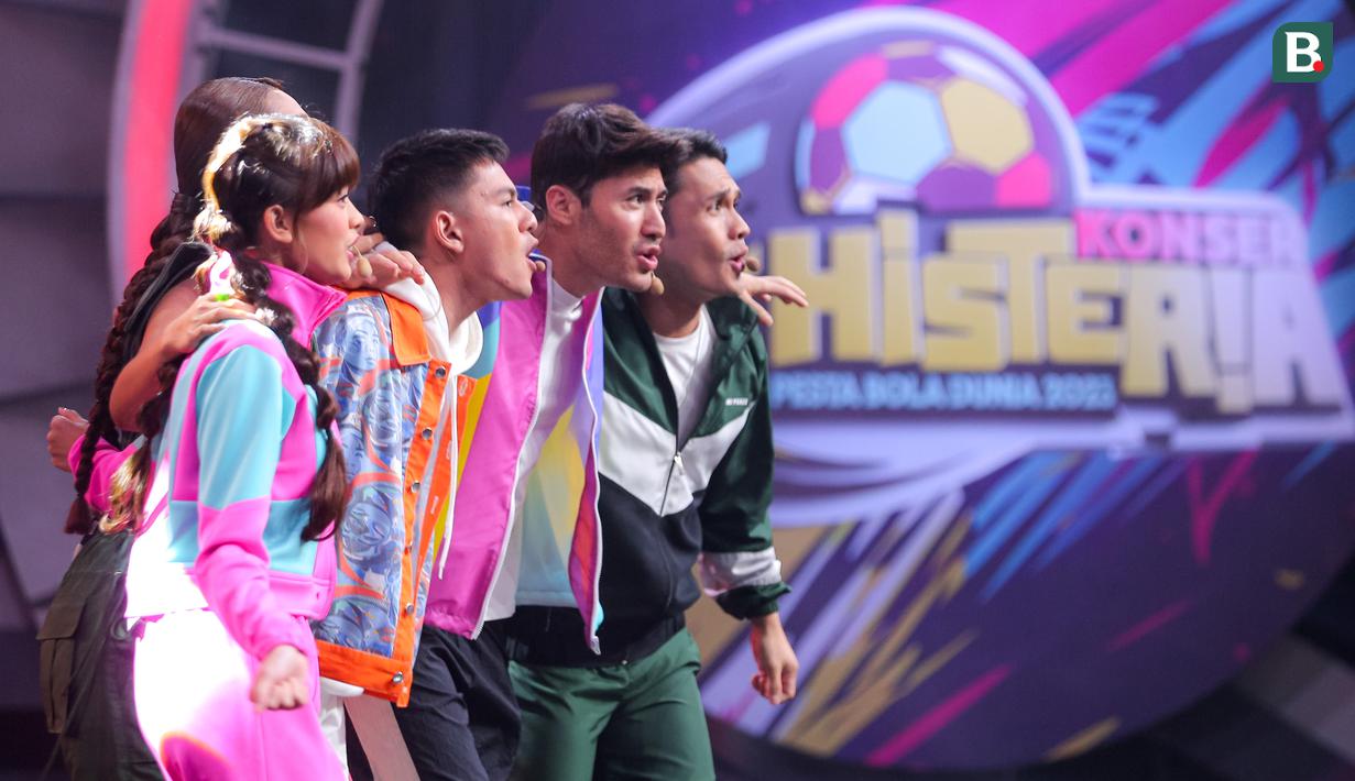 <p>Sejumlah Bintang Tamu, Randy Pangalila (kanan), Bara Valentino (kedua kanan), Antonio Blanco (tengah), Dinda Kirana (tertutup), dan Aqeela Calista (kedua kiri) saat tampil dalam Konser Histeria Pesta Bola Dunia 2023 yang berlangsung di Studio 5 Emtek City, Jakarta, Selasa (10/10/2023). (Bola.com/Bagaskara Lazuardi)</p>
