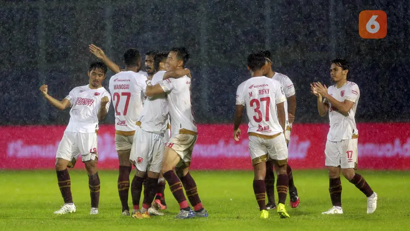 FOTO: Himan Syah Gagalkan 2 Penalti PSIS, PSM Makassar Lolos ke Semifinal Piala Menpora 2021