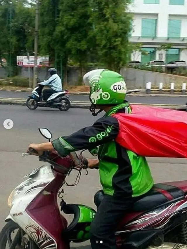 Potret Perjuangan Ojol Saat Mengantar Kiriman Barang