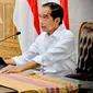 Presiden Joko Widodo (Jokowi) menyampaikan arahan terkait evaluasi PPKM saat memimpin rapat terbatas dari Bandar Udara Internasional Sultan Aji Muhammad Sulaiman, Kalimantan Timur, Senin (31/1/2022). (Dok Sekretariat Kabinet RI)