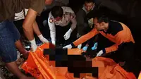 Petugas mengevakuasi korban kebakaran di Rokan Hulu yang hangus karena tidak bisa menyelamatkan diri. (Liputan6.com/M Syukur)