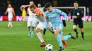 Gelandang Manchester City, Brahim Diaz, berusaha melewati pemain Shakhtar Donetsk pada laga Liga Champions di Stadion Metalist, Kharkiv, Rabu (6/12/2017). Shakhtar menang 2-1 atas City. (AFP/Genya Savilov)