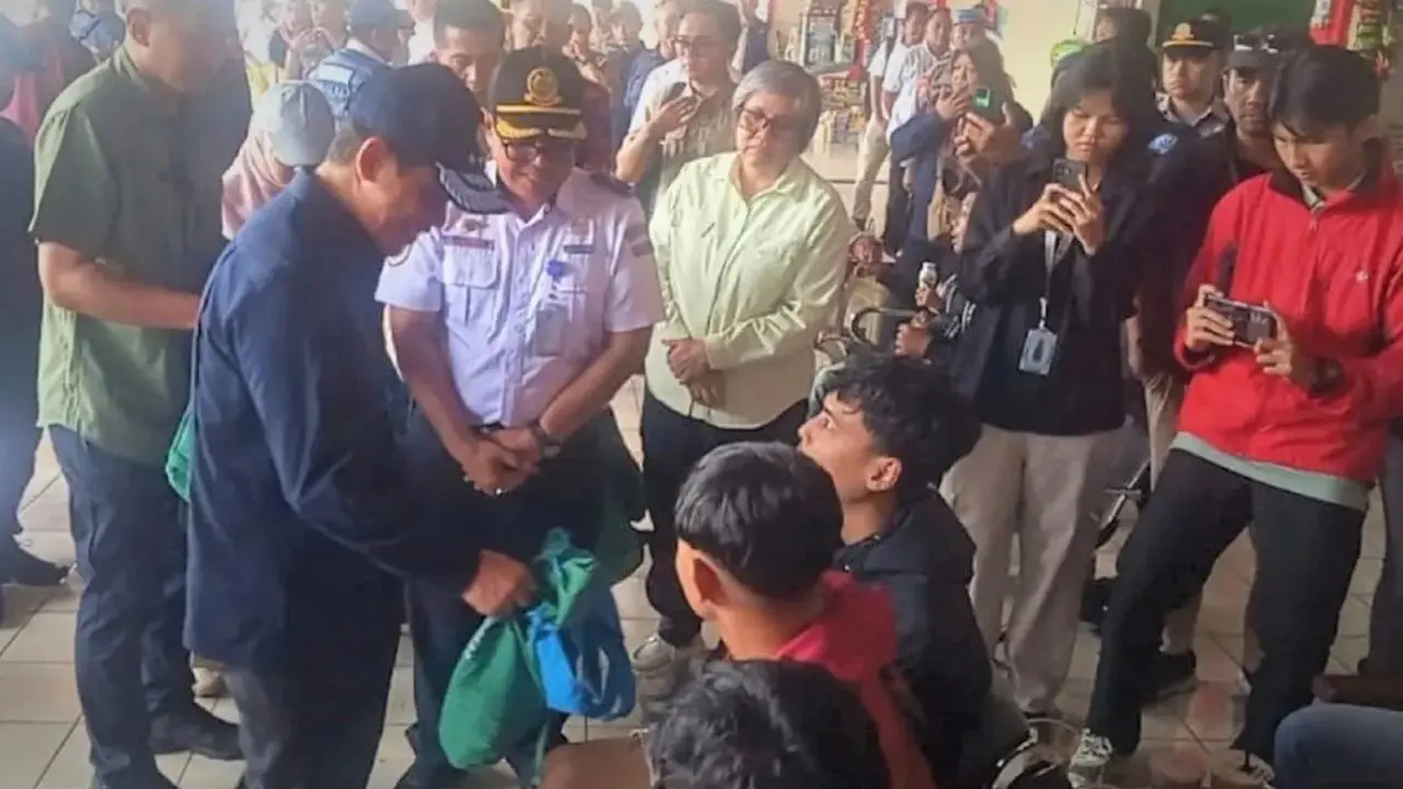 Menteri Lingkungan Hidup Hanif Faisol Nurofiq di Terminal Kertonegoro, Ngawi, Jawa Timur