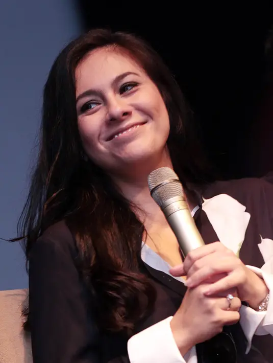 "Aku baca skenarionya juga bagus, walaupun horor tapi ada keluarganya juga jadi lebih dalam lagi, lebih serem lagi. Bagaimana perjuangan kita menyelamatkan keluarga itu pasti lebih lagi. Yaudah aku mau," jelasnya. (Deki Prayoga/Bintang.com)