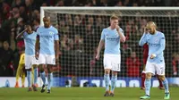 Para pemain Manchester City tampak kecewa usai ditaklukkan Liverpool pada laga leg pertama perempat final Liga Champions di Stadion Anfield, Rabu (4/4/2018). Liverpool menang 3-0 atas Manchester City. (AFP/Dave Thompson)