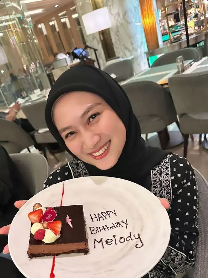 Momen Ulang Tahun Melody Laksani Eks JKT48 ke-32, Dapat Kejutan dari Teman-teman Artis