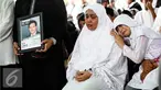 Istri Alm Husni Kamil Malik bersama anak perempuan berdoa pemakaman Alm Husni Kamil Malik di TPU Jeruk Purut, Jakarta, Rabu (8/7). Husni Kamil Manik meninggal semalam saat menjalani perawatan di RS Pusat Pertamina. (Liputan6.com/Faizal Fanani)