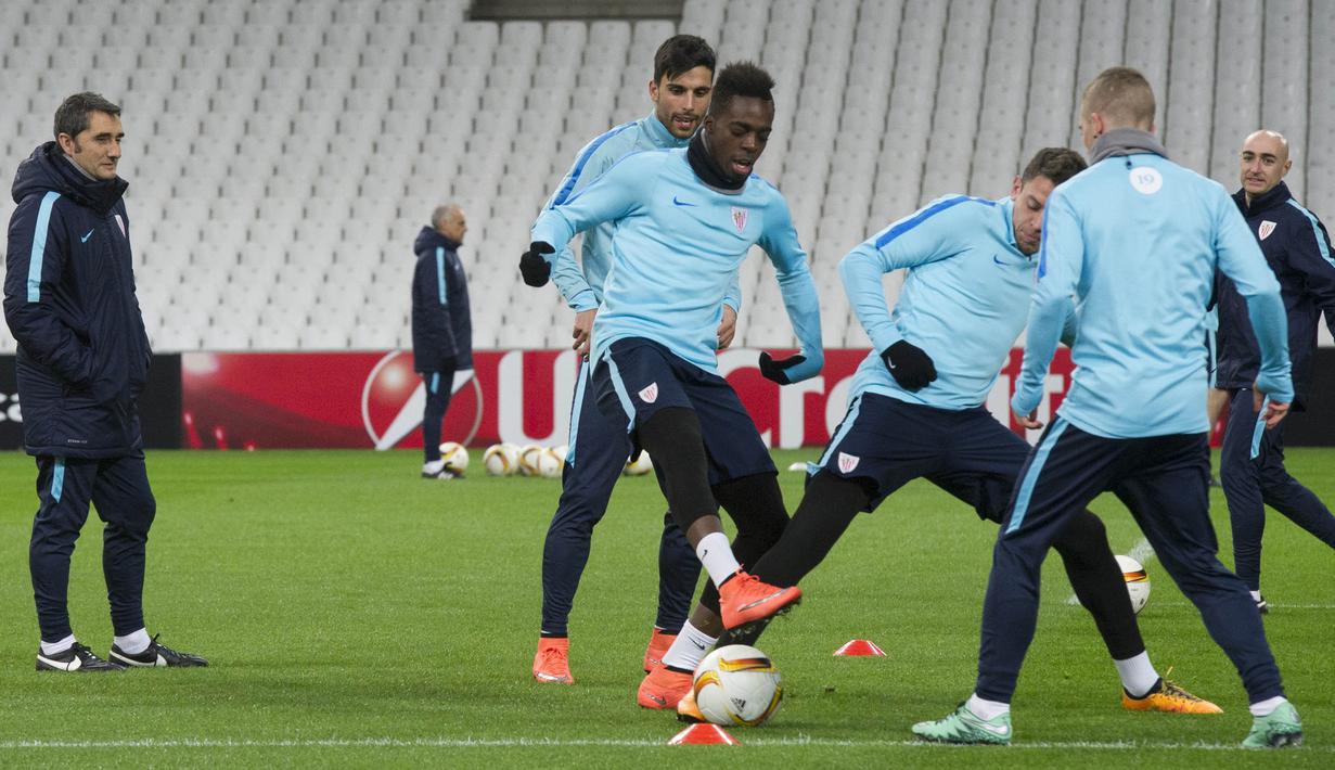 Pelatih Athletic, Ernesto Valverde, memimpin latihan jelang laga Liga Europa melawan Marseille di Stadion Velodrome, Marseille, Rabu (17/2/2016). Valverde ditunjuk sebagai pelatih Barcelona menggantikan Luis Enrique. (EPA/Olivier Anrigo)
