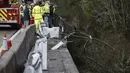 Anggota layanan darurat berdiri di jembatan setelah sebuah bus jatuh di sungai Lerez saat menyeberang, menewaskan empat orang, di Cerdedo-Cotobade, Spanyol (25/12/2022). Surat kabar regional La Voz de Galicia mengatakan bus itu membawa orang yang mengunjungi orang yang mereka cintai dipenjara di Monterroso di pusat Galicia Operasi penyelamatan harus ditangguhkan semalam karena cuaca buruk tetapi dilanjutkan di pagi hari. (AFP/Brais Lorenzo)
