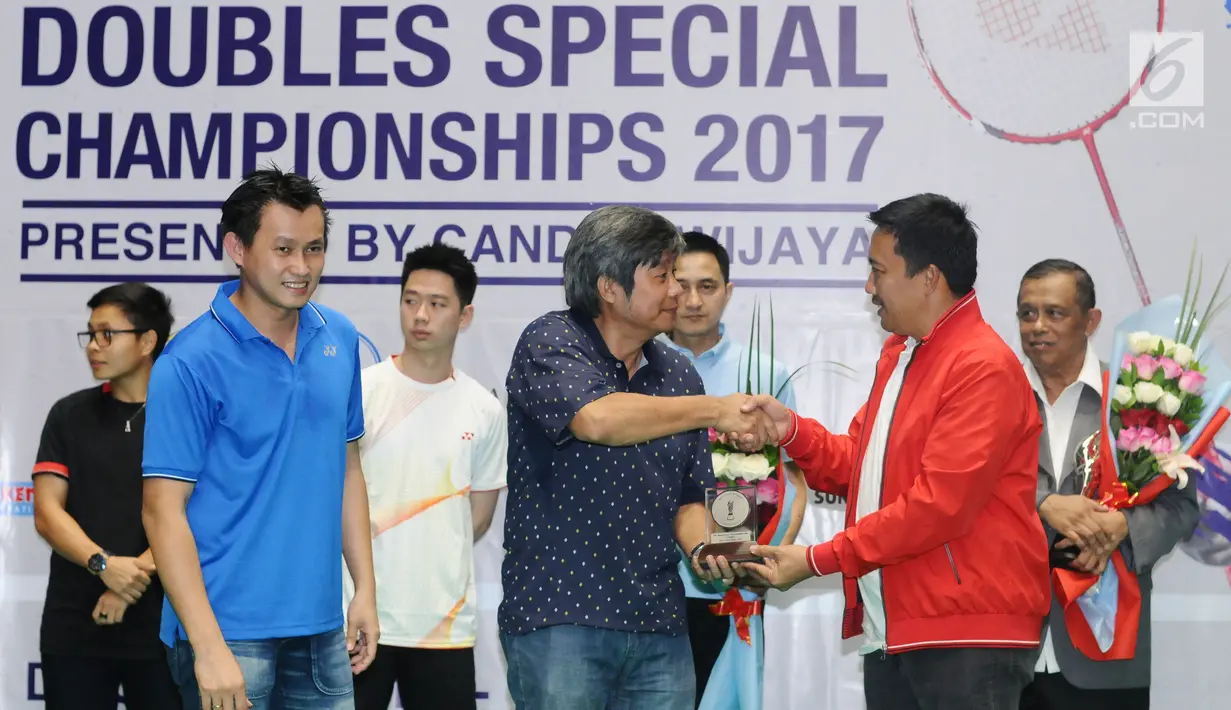 Pelatih tim bukutangkis Indonesia, Herry IP (tengah) menerima penghargaan tokoh bulu tangkis berprestasi versi CWIBC di Candra Wijaya Internasional Badminton Centre, Tangerang, Selasa (19/12). (Liputan6.com/Helmi Fithriansyah)