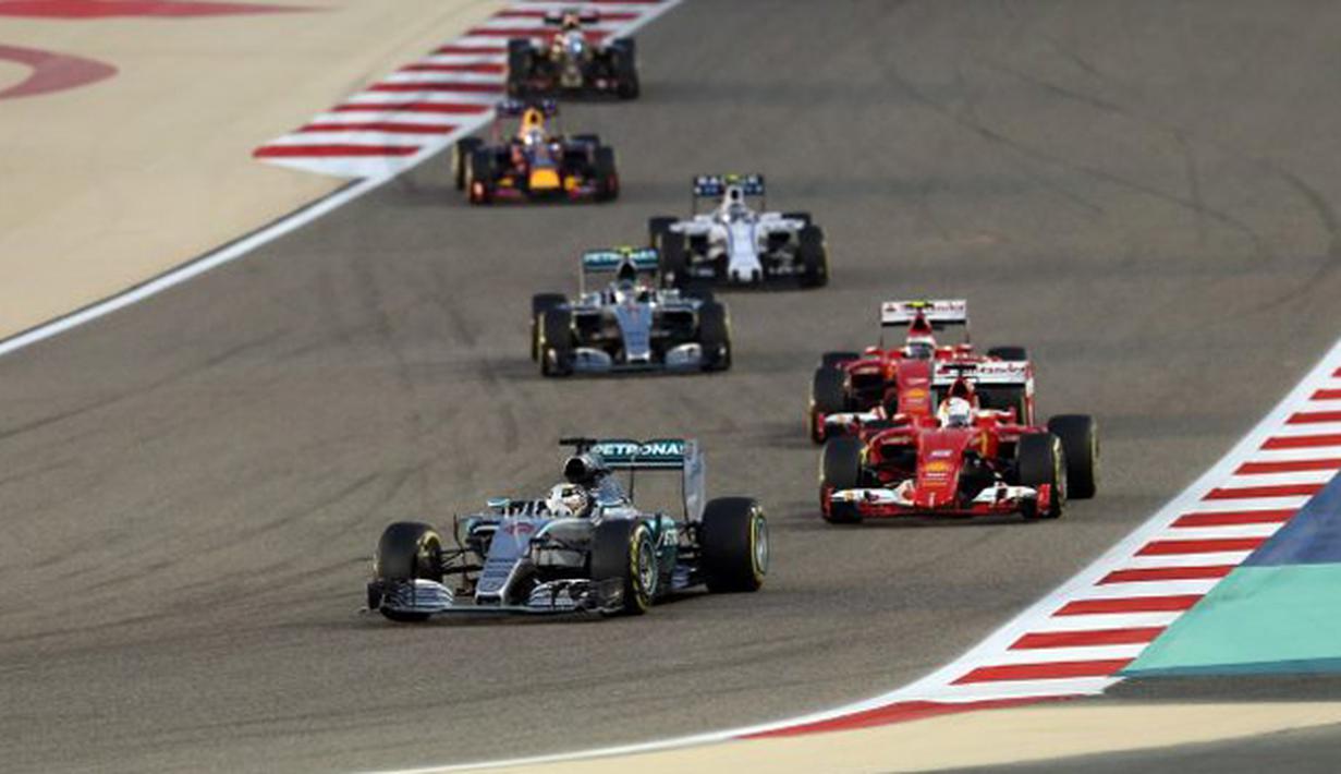 Lewis Hamilton selalu dibayangi duo pebalap Ferrari serta rekan setimnya, Nico Rosberg. (photo by AFP/MARWAN NAAMANI)