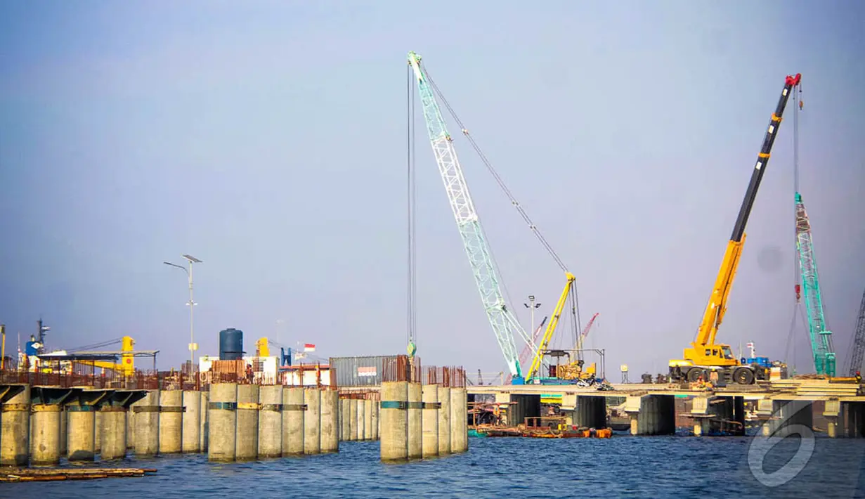 Pemandangan tiang pancang yang telah terpasang untuk pembangunan Terminal Peti Kemas Kalibaru, di Pelabuhan Tanjung Priok, Jakarta, Minggu (7/9/2014)(Liputan6.com/Faizal Fanani)