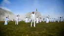 Anggota gerakan keagamaan internasional Persaudaraan Putih melakukan ritual tarian di puncak Gunung Rila, dekat Danau Babreka, Bulgaria, 19 Agustus 2021. Tarian seperti kosmik yang ditampilkan dalam lingkaran konsentris menciptakan citra mencolok di puncak Gunung Rila. (NIKOLAY DOYCHINOV/AFP)