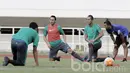 Pemain Timnas Indonesia U-22 berdarah Belanda-Indonesia, Ezra Walian, mengikuti sesi latihan jelang pertandingan uji coba kontra Myanmar. Para anak asuhan Luis Milla optimis akan bermain maksimal dan meraih kemenangan. (Bola.com/M iqbal Ichsan)