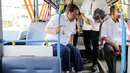 Disebutkan dalam kebijakan tersebut, Pemerintah Provinsi Daerah Khusus Jakarta mewajibkan Aparatur Sipil Negara (ASN) naik transportasi umum ke kantor setiap hari Rabu. (Liputan6.com/Herman Zakharia)