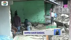 Usai banjir bandang mereda, warga Mandailing Natal, Sumatera Utara gotong royong bersihkan puing bangunan.