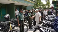 Menteri Pertahanan Prabowo Subianto menyerahkan bantuan 153 unit sepeda motor trail untuk prajurit Babinsa TNI AD di wilayah Kodim 0811 Tuban, Jawa Timur, Minggu (26/11/2023).&nbsp;Prabowo juga memberikan lima unit lainnya untuk anggota Bhabinkamtibnas Polsek Widang. (Merdeka.com/Muhammad Genantan Saputra)