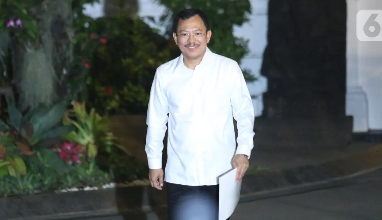 Kepala RSPAD dr Terawan Agus Putranto meninggalkan Kompleks Istana Kepresidenan di Jakarta, Selasa (22/10/2019). Kedatangan dr Terawan ini menyusul sejumlah tokoh sebelumnya yang berdatangan ke Istana sejak Senin kemarin. (Liputan6.com/Angga Yuniar)