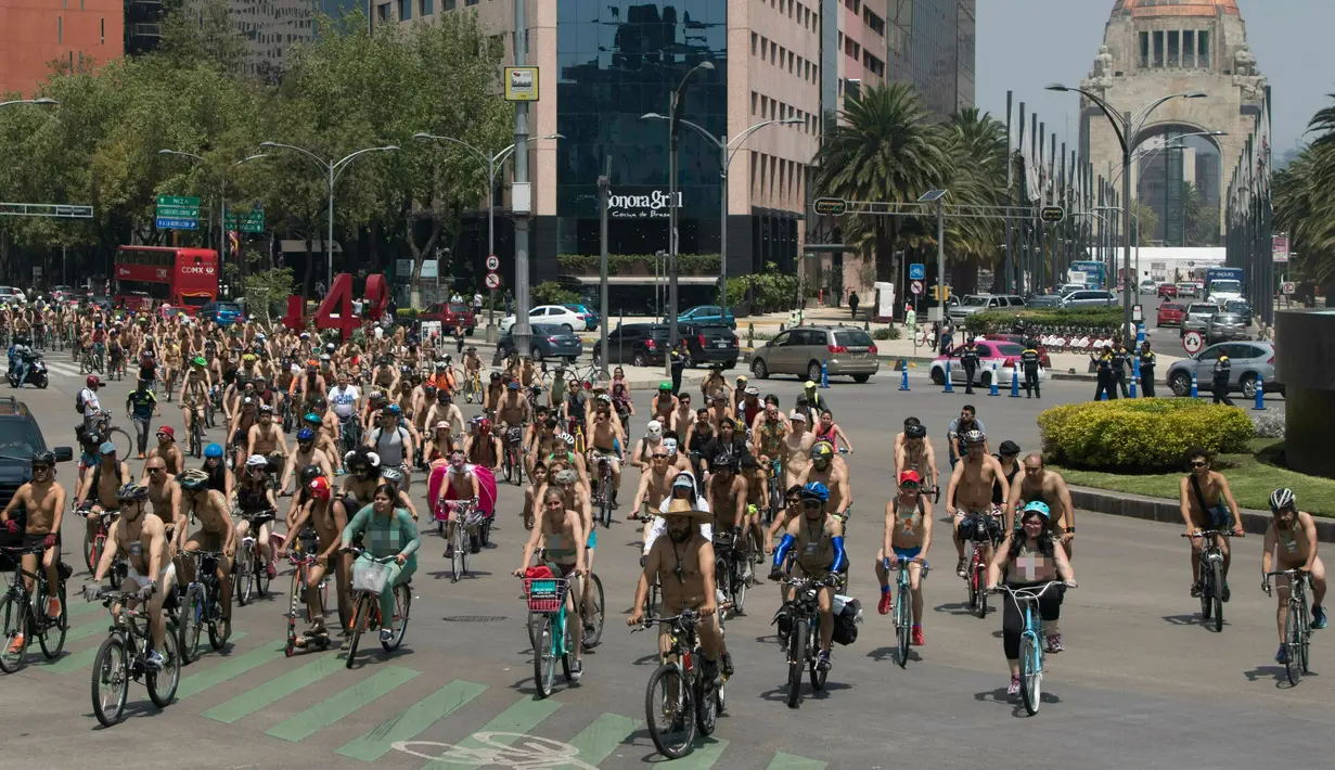 Sejumlah warga bersepeda keliling Kota Mexico City, Meksiko (8/6/2019). Rayakan World Naked Bike, ratusan warga tampil tanpa busana berkeliling pusat kota Meksiko. (AP Photo / Christian Palma)