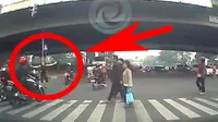 Bule marahi pengendara bermotor yang melanggar (instagram: @dashcam_owners_indonesia)