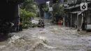 Warga berpegangan pada tali saat dievakuasi dari banjir di kawasan Tendean Jakarta, Sabtu (20/2/2021). Curah hujan yang tinggi menyebabkan banjir setinggi orang dewasa di kawasan Tendean. (Liputan6.com/Johan Tallo)