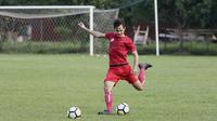 Pemain Persija Jakarta, Rezaldi Hehanusa, melepaskan tendangan bebas saat mengikuti sesi latihan jelang laga Liga 1 di Lapangan Sutasoma, Jakarta, Jumat (07/12). Persija akan berhadapan dengan Mitra Kukar. (Bola.com/M Iqbal Ichsan)