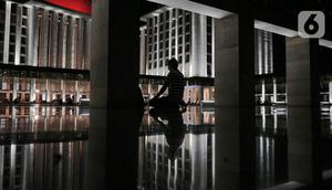 Mereka menghabiskan waktu dengan membaca Alquran, memanjatkan doa, dan melaksanakan sholat malam. (merdeka.com/Nanda F. Ibrahim)