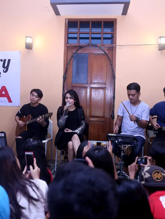 Geisha merayakan momen spesial ini bersama My Geisha, fans setia Geisha yang selalu mendukung mereka. Selama berkarir fansnya itu juga mempunyai andil besar untuk membawa Geisha menjadi grup band papan atas di Indonesia. (Andy Masela/Bintang.com)