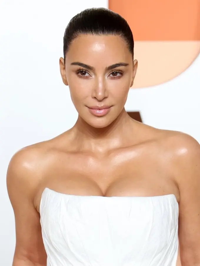 Potret Effortless Beauty Kim Kardashian dengan No Makeup Makeup Look di Oscar 2025