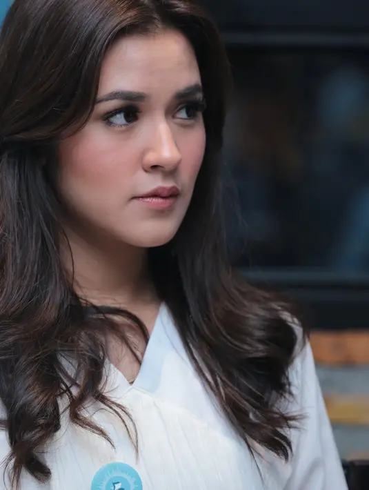 "Amiin. Aku sih pasti kalau bulau puasa alhamdulillh teman-teman juga positif, pasti ada gitu kayak tadarusan. Tapi belum targetin sebulan itu harus khatam, itu berat," tutur Raisa. (Adrian Putra/Bintang.com)