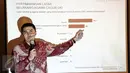 Direktur Eksekutif Manilka Research & Consulting Herzaky Mahendra memberikan presentasi dalam rilis survei "Mengukur Peluang Penantang Ahok di Pilkada DKI Jakarta 2017" di Jakarta, Minggu (19/6). (Liputan6.com/Faizal Fanani)
