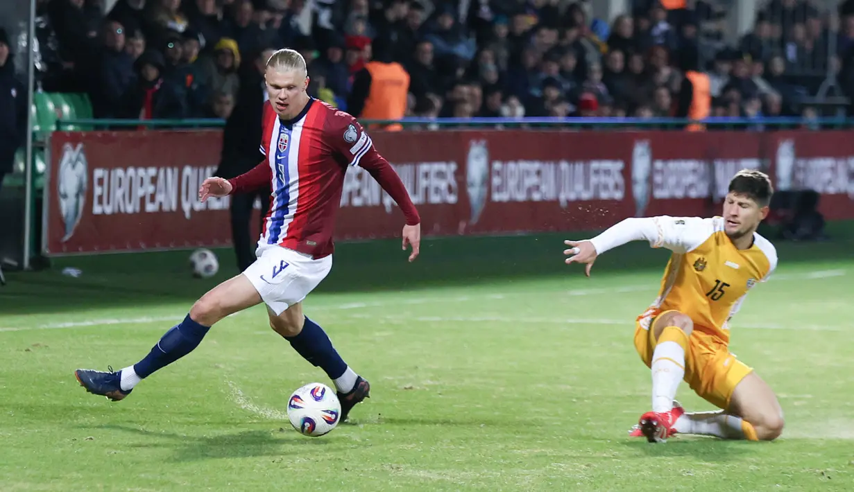 Pemain Norwegia, Erling Haaland, berusaha melewati pemain Moldova pada laga pertama di Grup I Kualifikasi Piala Dunia 2026 Zona Eropa di Stadion Zimbru, Minggu (23/03/2025) dini hari WIB. (AP Photo/Aurel Obreja)