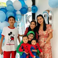 Kana Mahatma Soeprapto, anak sulung dari Marcella Zalianty dan Ananda Mikola baru saja merayakan ulang tahunnya yang ke-13. [@marcella_zalianty].