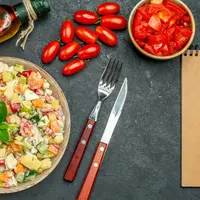 Salad sayur dengan tambahan protein (Foto: Freepik/KamranAydinov).