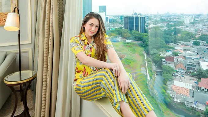 Potret Celine Evangelista Saat Foto dengan Latar Perkotaan Ini Tampak Menawan