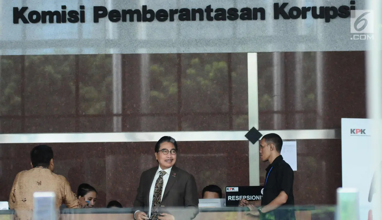 Pengacara Hotma Sitompul (tengah) usai menjalani pemeriksaan di Gedung KPK, Jakarta, Rabu (8/11). Hotma diperiksa terkait kasus dugaan korupsi KTP Elektronik. (Liputan6.com/Helmi Fithriansyah)