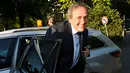 Mantan Presiden UEFA Michel Platini keluar dari mobil saat tiba untuk menjalani sidang di Pengadilan Arbitrase Olahraga Internasional (CAS) di Swiss (29/4). Platini dihukum atas transaksi ilegal dengan mantan presiden FIFA.  (REUTERS/Denis Balibouse)