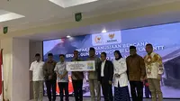 Ketua MPR RI Ahmad Muzani menyerahkan dana bantuan kemanusiaan kepada masyarakat terdampak bencana erupsi Gunung Lewotobi Laki-Laki di Kabupaten Flores Timur, Provinsi NTT, Senin (25/11/2024) melalui Baznas. (Liputan6.com/Khofifah Azzahro)